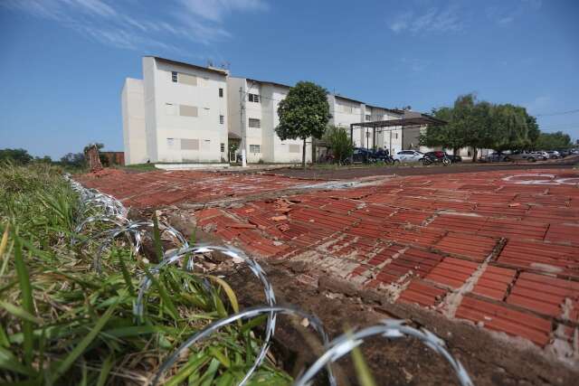 Apartamentos ficam destelhados e muro cai durante chuva na Capital