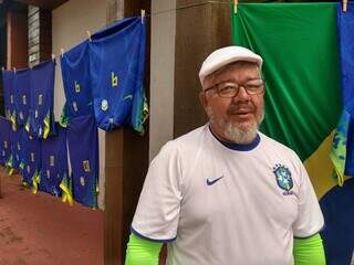 Cauê Camillo é corretor de imóveis e vende camisas nas Copas (Foto Cleber Gellio/Campo Grande News)