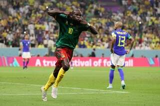 Aboubakar comemorando o gol que garantiu a vitória da equipe de Camarões (Foto: Divulgação/FIFA)