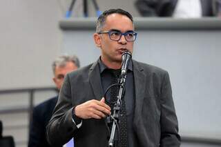 O vereador Doutor Sandro Benites (Patri) durante discurso na Câmara Municipal. (Foto: Izaías Medeiros)