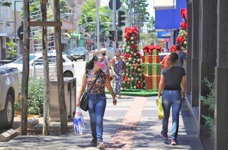 Consumidores fazendo compras no Centro de Campo Grande (Foto: Paulo Francis)
