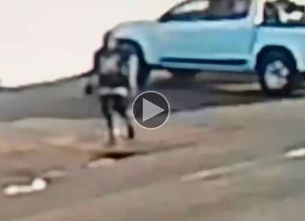 Após crime no Bairro Amambaí, vídeo mostra assassino jogando faca em bueiro