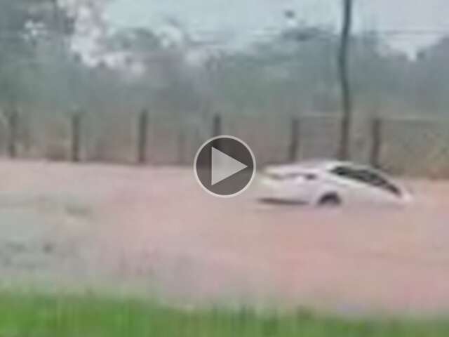Carro fica submerso durante chuva na regi&atilde;o norte da Capital