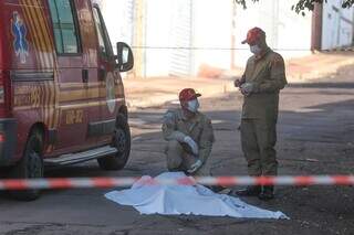 Corpo da vítima coberto por lençol na Rua Alan Kardec, região central da Capital (Foto: Marcos Maluf)