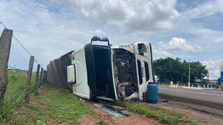 Vinda do Mato Grosso, carreta carregada de algod&atilde;o tomba na BR-163