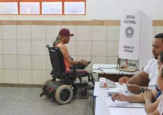 Cadeirante vota em Campo Grande (Foto Paulo Francis/Arquivo)