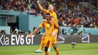 Dumfries e Koopmeiners comemoram terceiro gol da Holanda contra os Estados Unidos (Foto Getty Images)