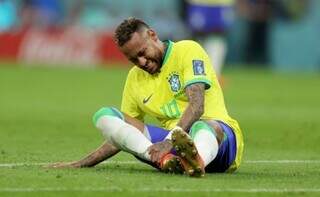 Neymar machuca tornozelo na estreia do Brasil, na Copa do Mundo (Foto: Reprodução/site oficial da Fifa)
