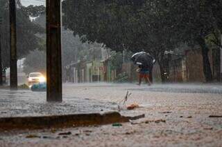 Rua alagada durante chuva em Campo Grande (Foto: Henrique Kawaminami)