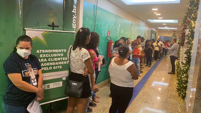 Corredor do Detran fica lotado em primeiro dia de funcionamento ap&oacute;s inc&ecirc;ndio 