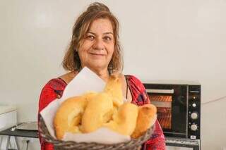 Laura Célia começou a vender chipa e pão de queijo há 5 anos. (Foto: Henrique Kawaminami)