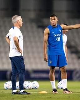 O multicampeão Didier Deschamps, técnico dos franceses, ao lado do craque Mbappé. (Foto: Reprodução/Seleção francesa)