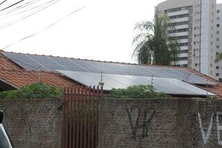 Casa com instalação de energia solar, em Campo Grande (Foto: Kísie Ainoã)