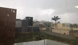 Chuva na região do Vilas Boas, em Campo Grande (Foto: Liana Feitosa) 