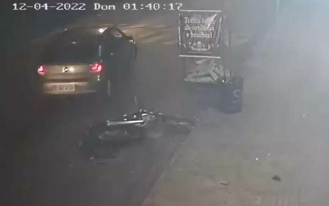 Condutor atinge moto estacionada e foge deixando preju&iacute;zo de R$ 1,5 mil