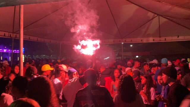 Por R$ 20, festa em campo de futebol reuniu mais de mil pessoas