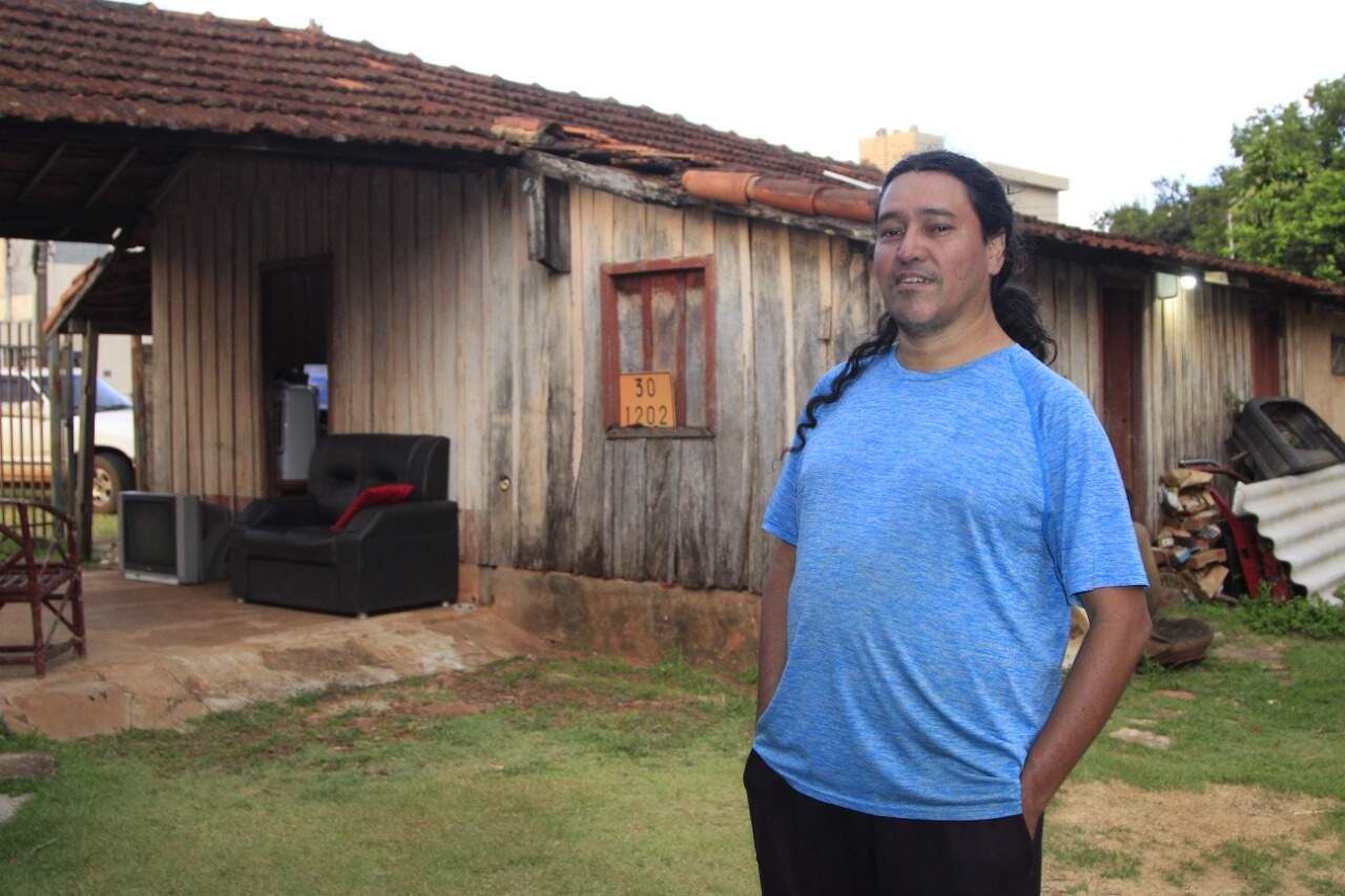 Há 37 anos, Gabriel vive em casa de madeira sem tirar um prego do