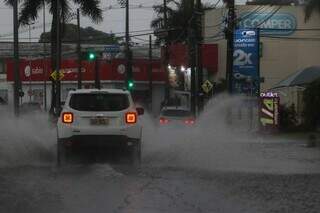 Avenida Eduardo Elias Zahran alagada (Foto: Henrique Kawaminami)