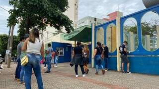 Candidatos em frente ao colégio Joaquim Murtinho, na Capital (Foto: Karine Alencar)