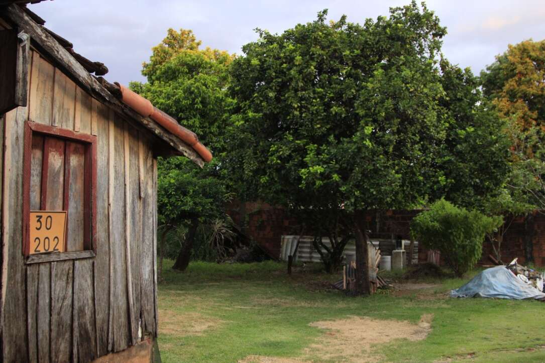 Há 37 anos, Gabriel vive em casa de madeira sem tirar um prego do