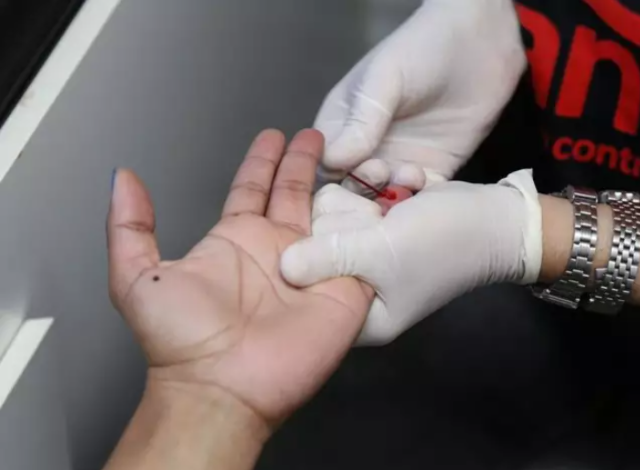 A&ccedil;&atilde;o do Dezembro Vermelho oferece testes r&aacute;pidos de HIV, hepatite e s&iacute;filis 