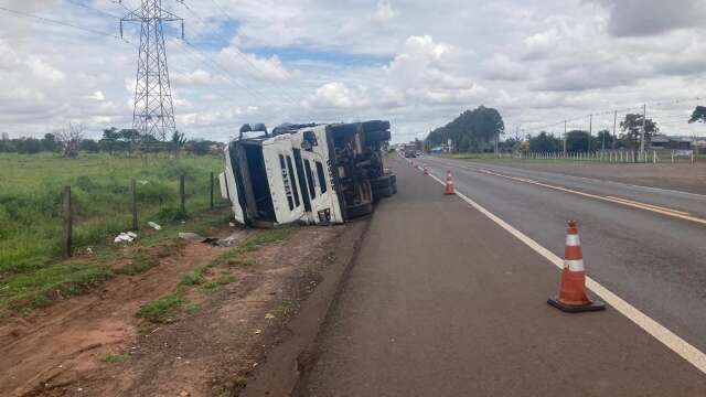 Ap&oacute;s 24 horas, carreta continua tombada no Anel Vi&aacute;rio