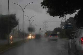 Muita chuva na região da Avenida Ministro João Arinos (Foto: Henrique Kawaminami)