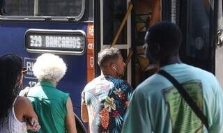Passageiros entram em transporte público. (Foto: Agência Brasil)