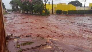 Avenida Cândido Garcia de Lima fica alagada toda vez chove forte (Foto: Direto das Ruas)