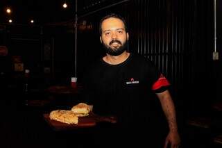 Marcos gerencia o bar que inaugurou no mês passado no Centro. (Foto: Alex Machado)