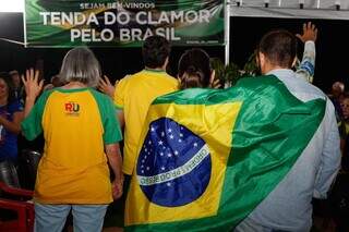 Manifestantes durante oração na &#34;tenda do clamor&#34; (Foto: Alex Machado)