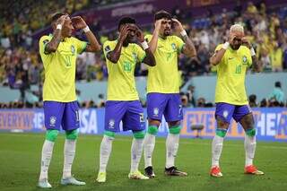 Jogadores brasileiros comemorando um dos gols da partida (Foto: FIFA)