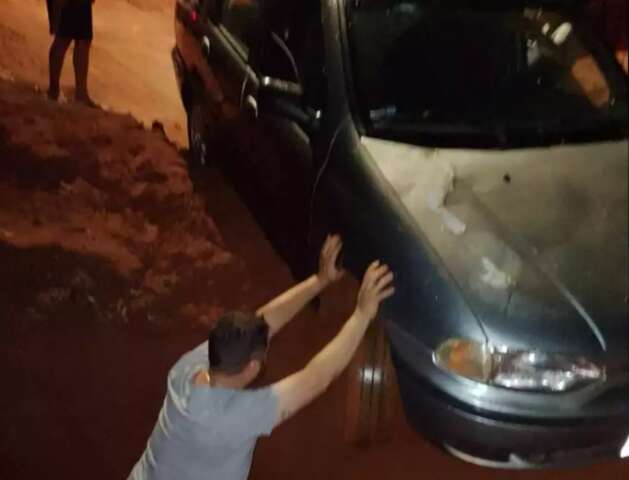 Carro quase cai em buraco aberto por empresa durante obra 