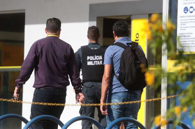 Bandido arromba e furta banco no Tijuca; PM procura criminoso