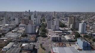 Vista aérea de Campo Grande; lei atualiza regras de licenciamento ambiental na Capital. (Foto: Divulgação)