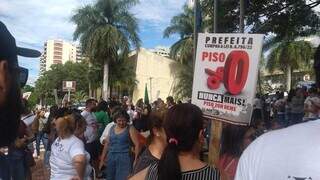 Professores durante manifestações nesta segunda, em frente a Prefeitura (Foto: Izabela Cavalcanti)