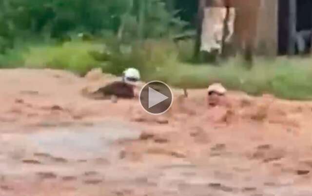 For&ccedil;a da chuva derruba e arrasta dois homens e uma moto na Capital; assista
