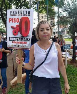 Professora Jozecarmem Brunet, durante manifestações em frente ao Paço municipal (Foto:Izabela Cavalcanti)