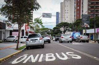Corredor de ônibus segue sendo estacionamento para veículos na Rua Bahia. (Foto: Henrique Kawaminami)