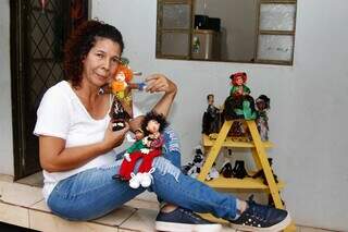 Maria Marta produz bonecos desde criança e com diferentes materiais. (Foto: Alex Machado)