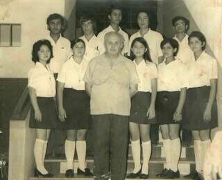 Padre com alunas de escola que hoje leva o nome dele. (Foto: Arquivo CMV)