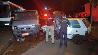 Policiais civis durante investigação inicial do caso. (Foto: Adilson Domingos)