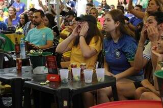 Misturando arte e futebol, bar famoso por acolher a todos lota para ver Sele&ccedil;&atilde;o