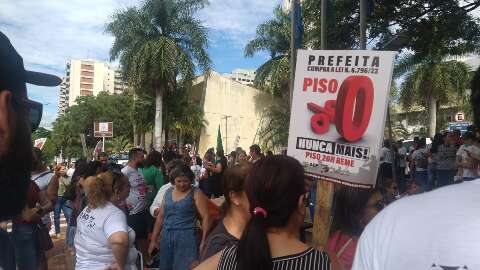 Professores mantêm pressão em frente à prefeitura para reajuste do piso salarial