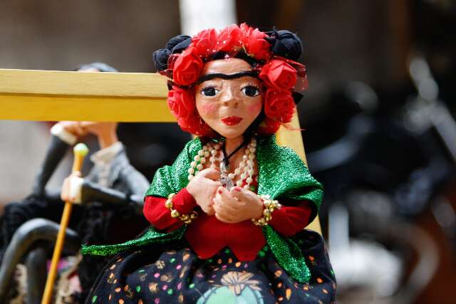 Com retalhos, Maria cria bonecos de Frida Kahlo e Manoel de Barros 