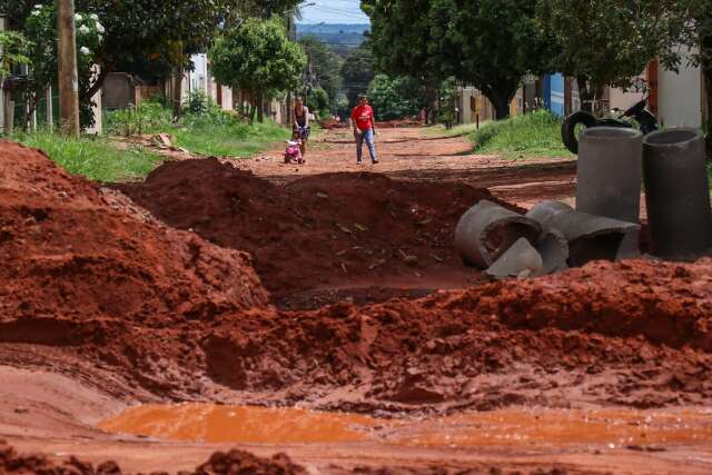 Crateras sem sinaliza&ccedil;&atilde;o no Nova Lima causam transtornos a moradores