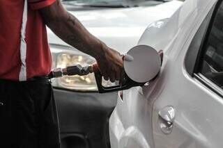 Frentista abastecendo carro em posto de combustível de Campo Grande (Foto: Marcos Maluf)