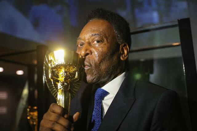 Pel&eacute;, o Rei do Futebol, morre aos 82 anos em S&atilde;o Paulo