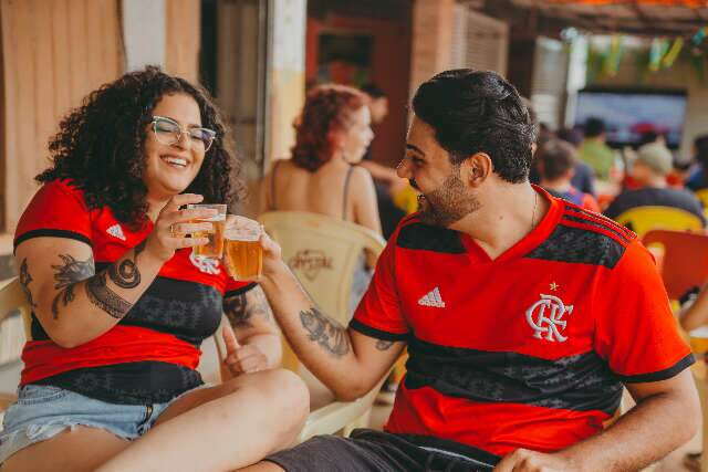 Em bar, casal fez ensaio divertido que uniu Flamengo, cerveja e Copa