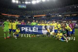 Elenco da Seleção Brasileira no Catar com a faixa em homeagem a Pelé (Foto: Lucas Figueiredo/CBF)